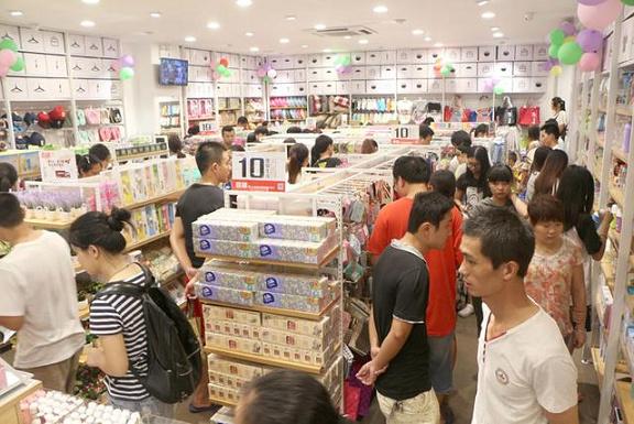 百货批发市场繁忙图片